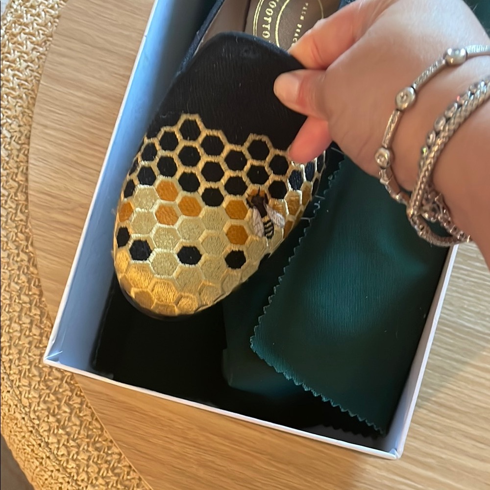 Stubbs Wootton honeycomb loafer size 7 (will fit a 6 wide) with box.